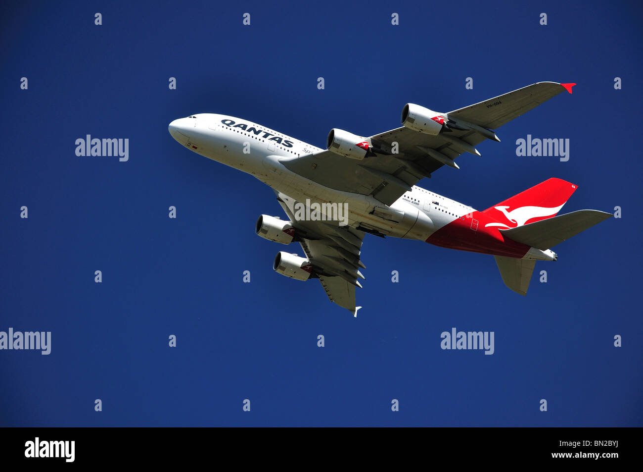 Qantas Airlines Airbus A380 dem Start vom Flughafen Heathrow, Greater London, Hounslow, England, Vereinigtes Königreich Stockfoto