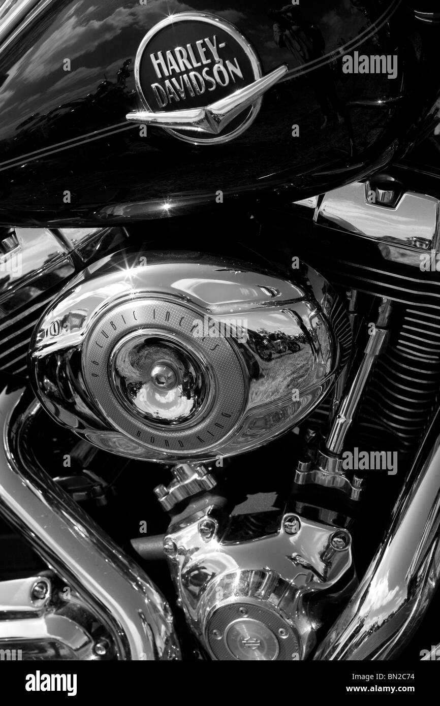 Ein schwarz-weiß Bild von einer Harley Davidson Motor und Tank Stockfoto
