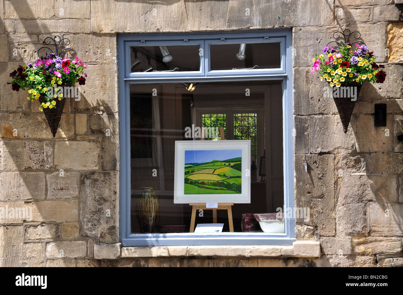 Kunstgalerie Fenster, High Street, Winchcombe, Gloucestershire, England, Vereinigtes Königreich Stockfoto