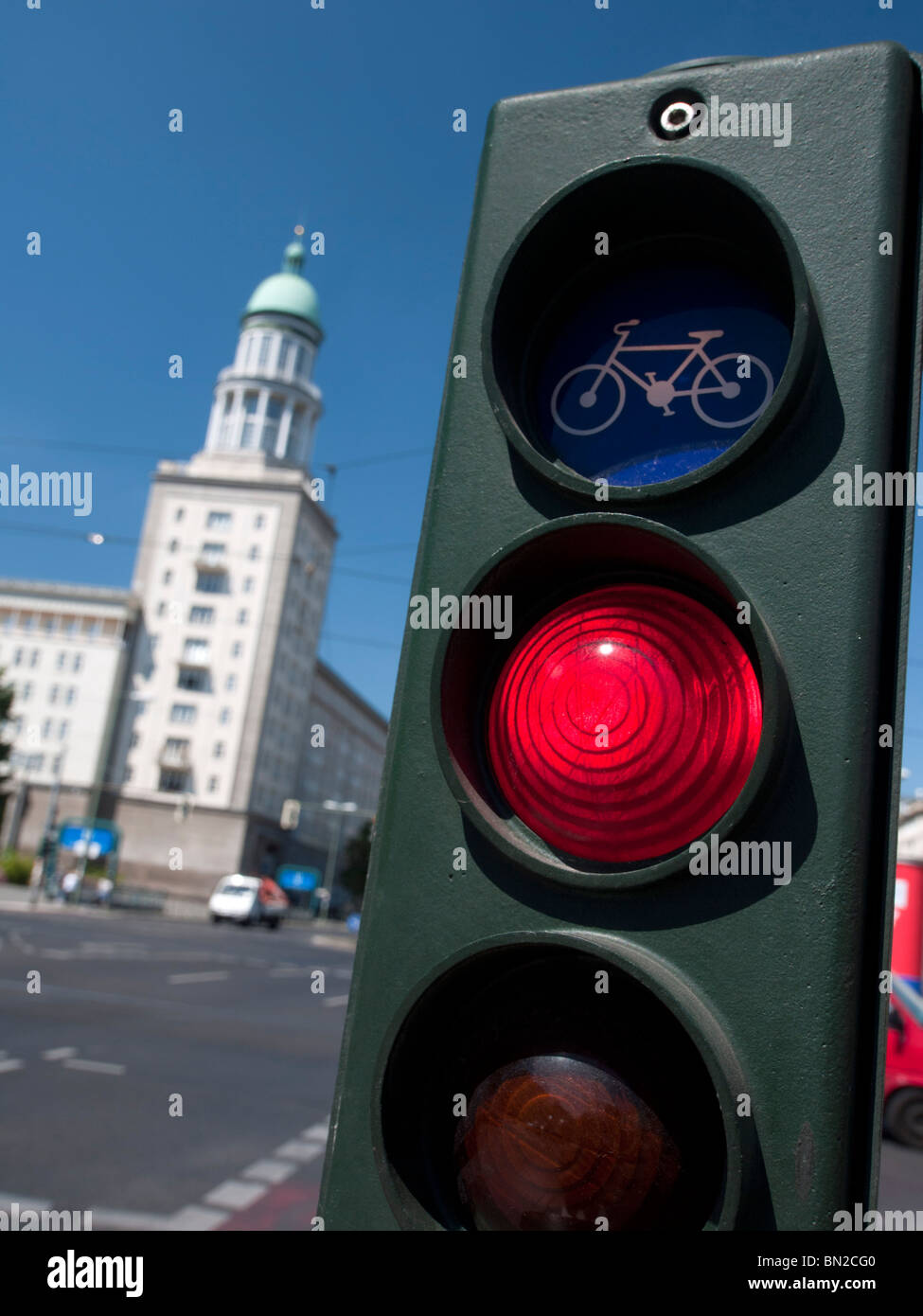 Fahrrad-Ampel am Frankfurter Tor auf der Karl-Marx-Allee im ehemaligen Ost-Berlin in Deutschland Stockfoto