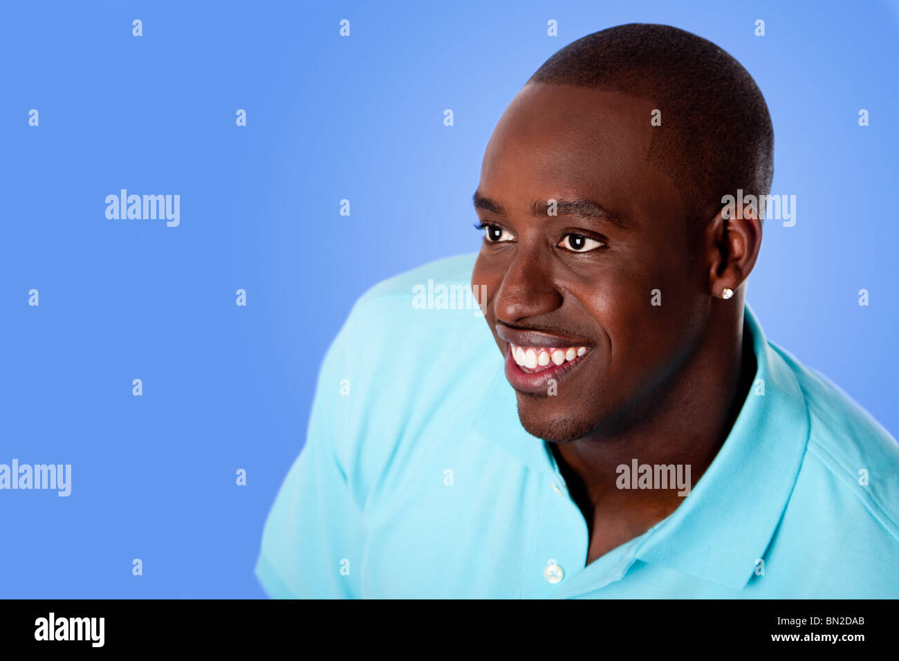 Gesicht gut aussehend glücklich African American corporate Business-Mann lächelnd, tragen blaue Poloshirt, isoliert. Stockfoto