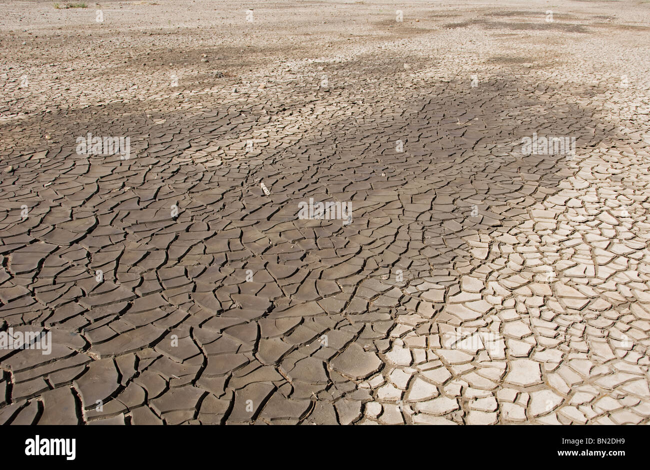 Cracking Up - unsere Auswirkungen auf die Umwelt durch die Verwendung von Wasser und durch den Klimawandel. Stockfoto
