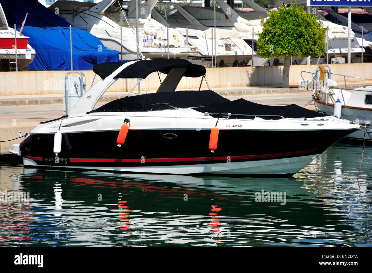 Boot vor Anker in Marina, Santa Eularia des Riu, Ibiza, Balearen, Spanien Stockfoto