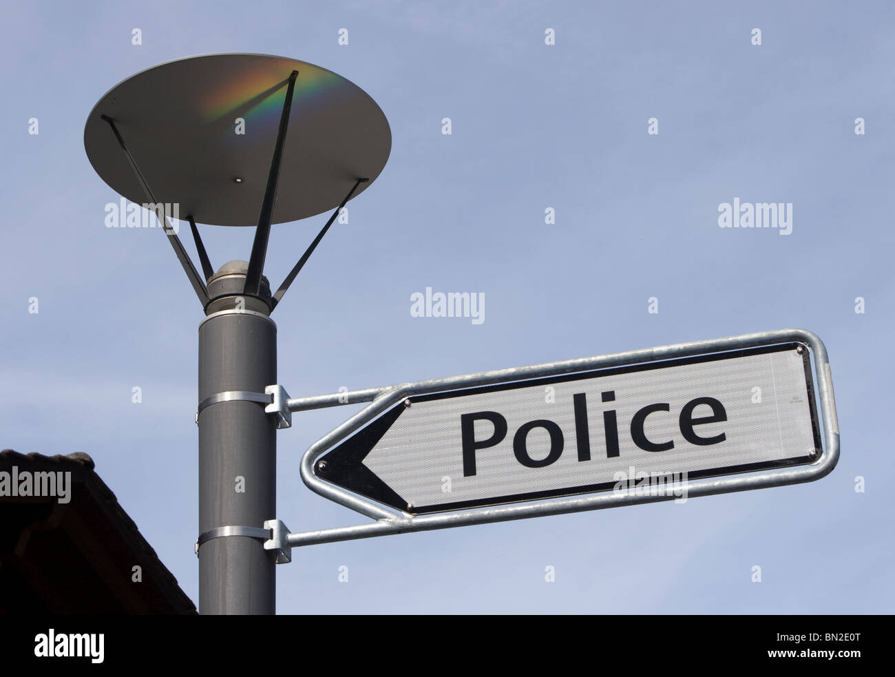 Polizeistation melden, Richtungspfeil Stockfoto