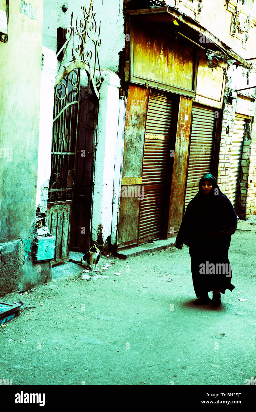 Straßenszene, Seitenstraßen von Al Ghuriyya(al ghariya), islamischen Kairo, Kairo, Ägypten (Kreuz verarbeitet) Stockfoto