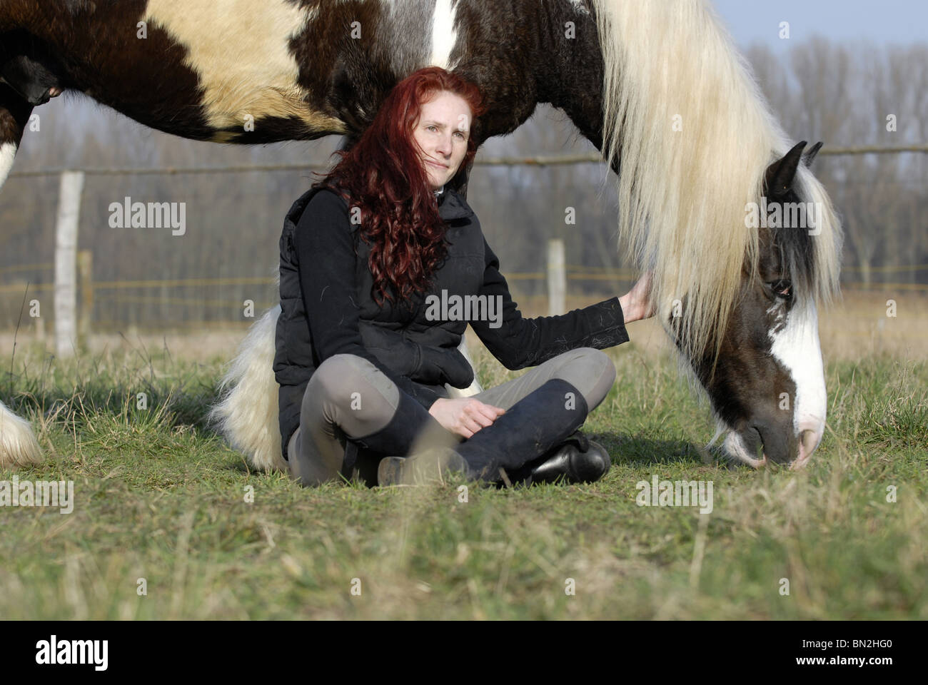 junge Frau mit Pferd Stockfoto