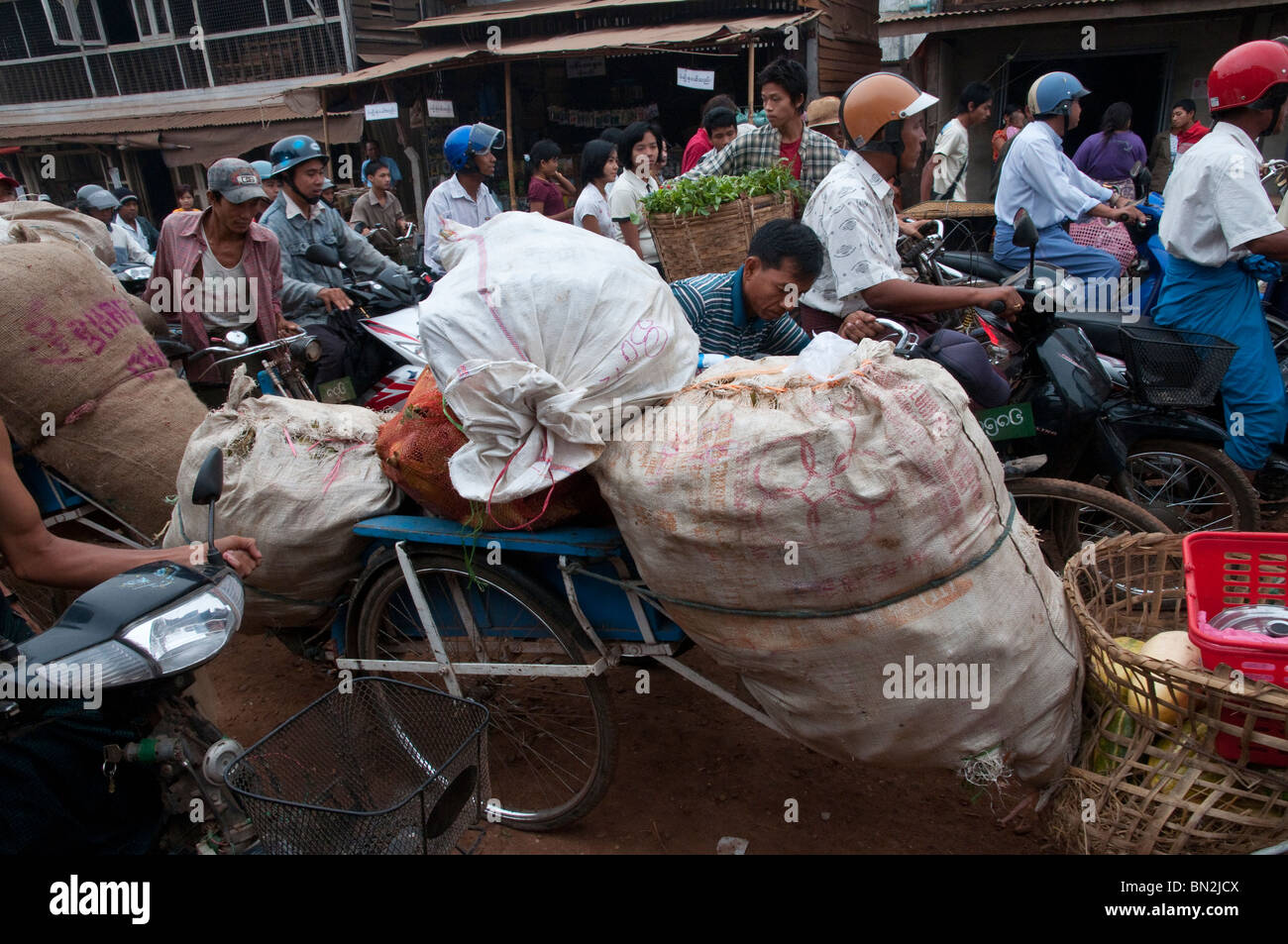 Myanmar. Burma. Bago. überfüllte Fußgängerbrücke als einzige alternative am Tag der Armee Stockfoto