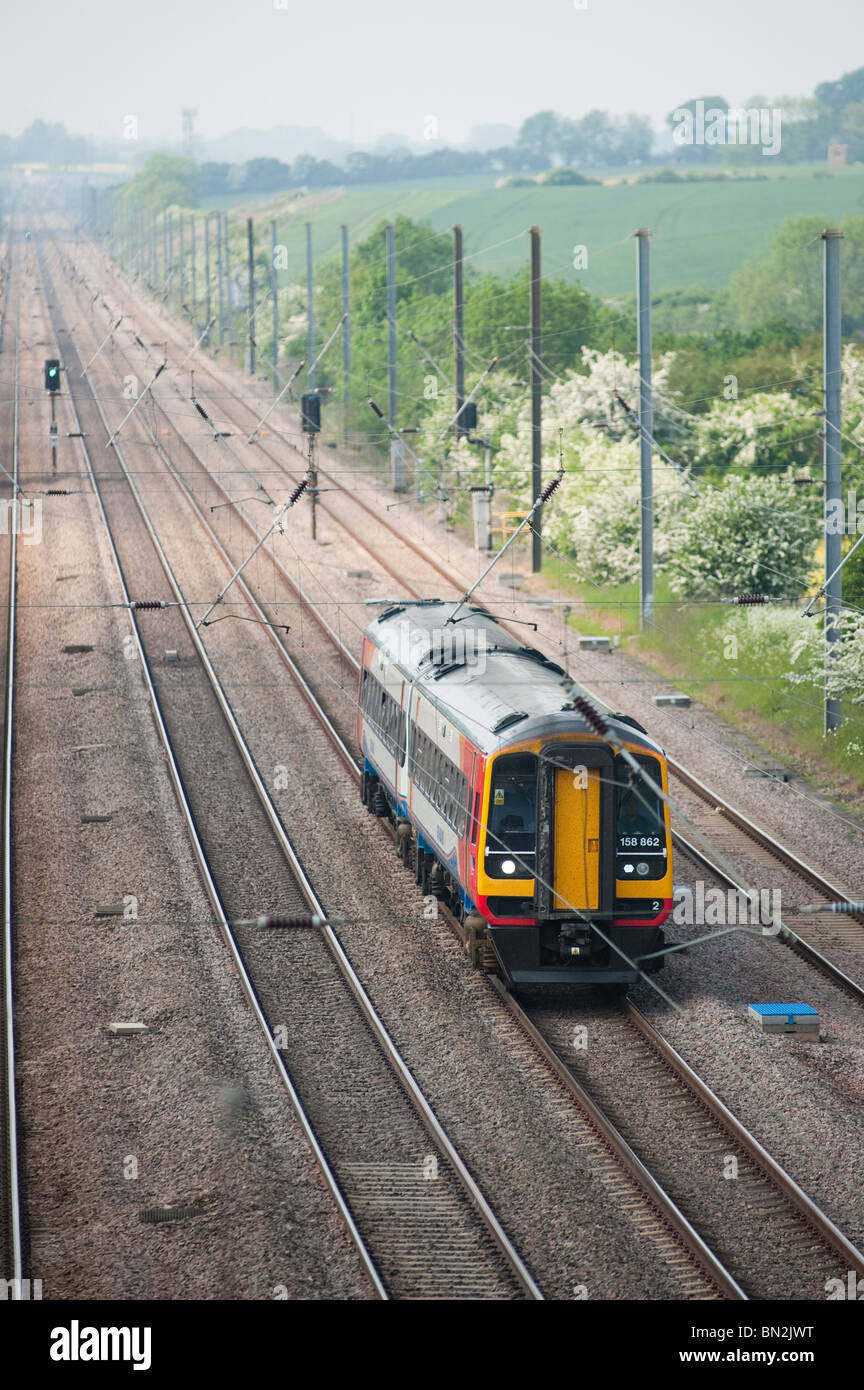 East Midlands Züge Personenzug Klasse 158 mit Geschwindigkeit durch die englische Landschaft. Stockfoto
