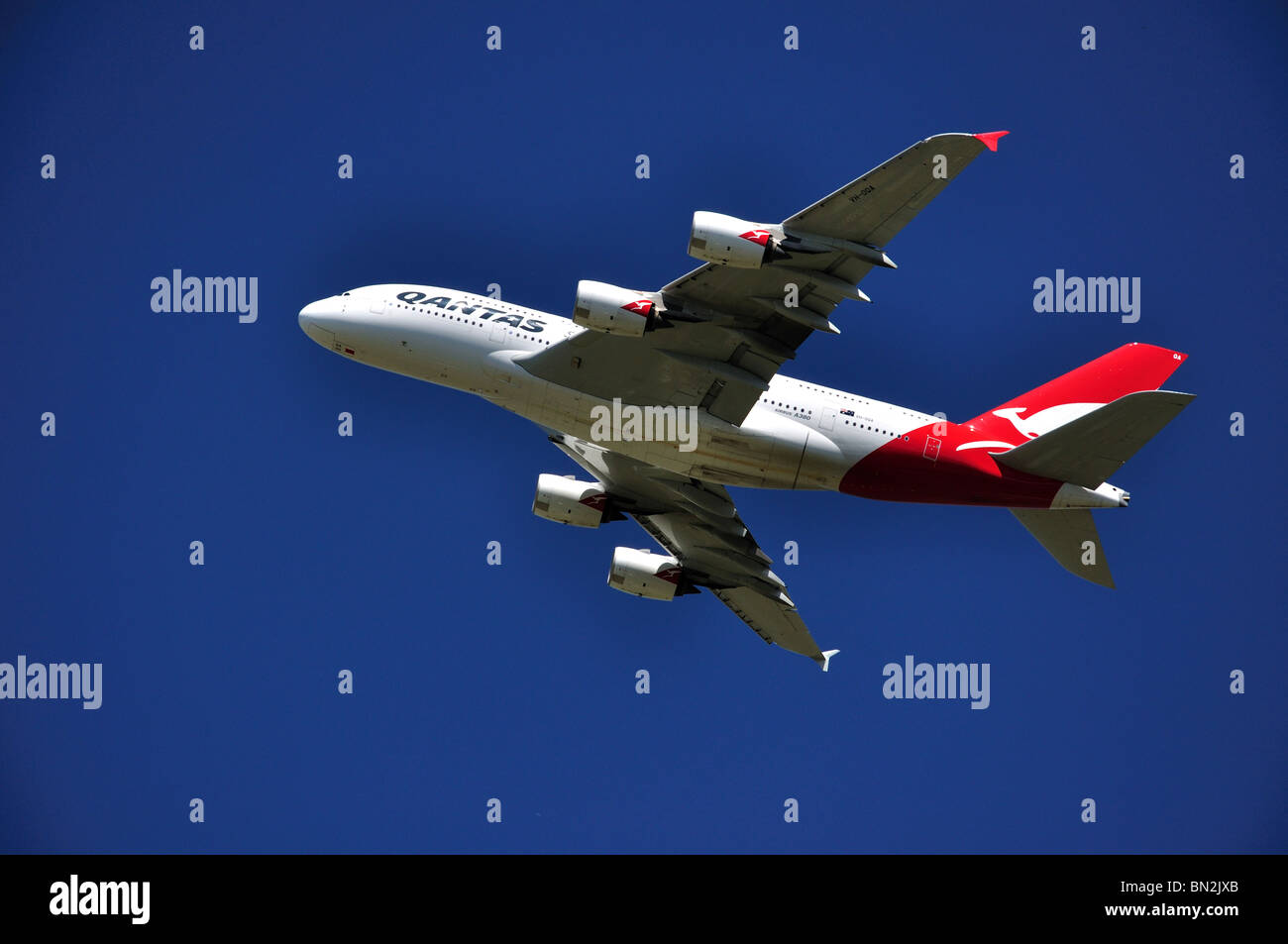 Qantas Airlines Airbus A380 dem Start vom Flughafen Heathrow, Greater London, Hounslow, England, Vereinigtes Königreich Stockfoto