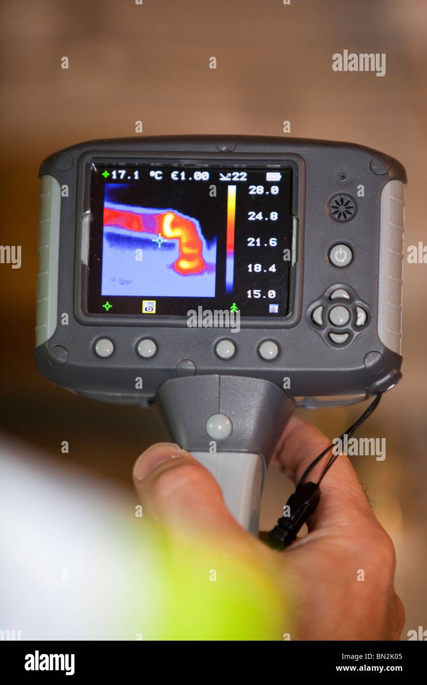 Eine Wärmebildkamera zeigt Wärmeverlust aus einer Warmwasser-Leitung. Stockfoto