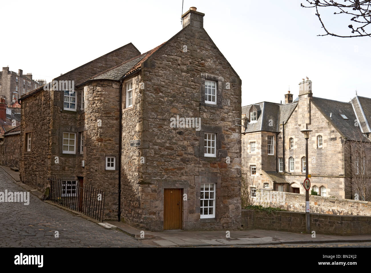 Alte Stadthäuser in Hawthornbank Lane, Dean Village, Edinburgh, Scotland, UK. Stockfoto