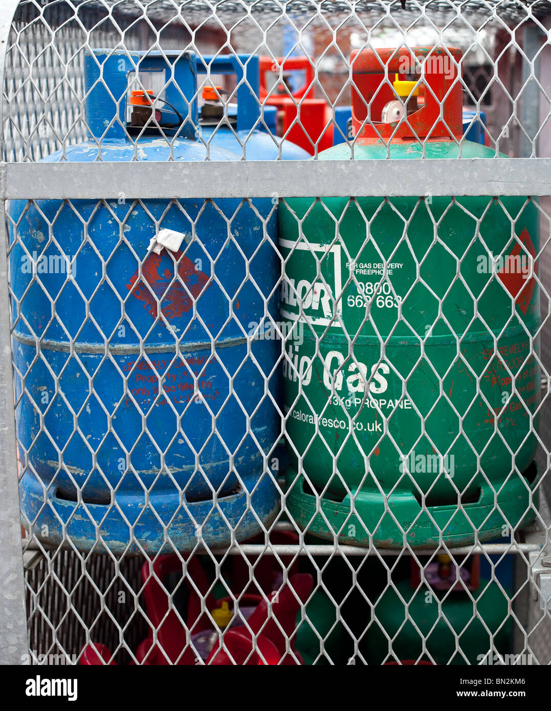 Calor Gas Cannistors in Käfig einsperren. Stockfoto