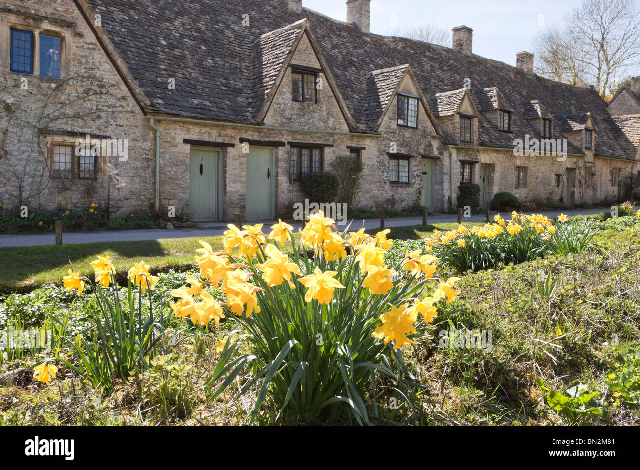 Frühling am Arlington Row in Cotswold Dorf von Bibury, Gloucestershire Stockfoto