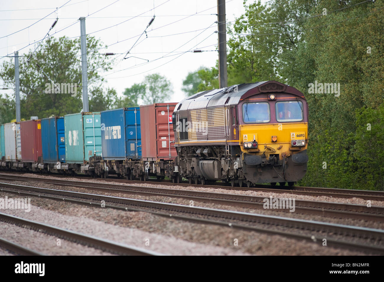 Englisch-walisischen und schottischen Eisenbahn Klasse 66 Lokomotive schleppen Fracht-Container auf eine Fracht auf der englischen Bahn trainieren. Stockfoto