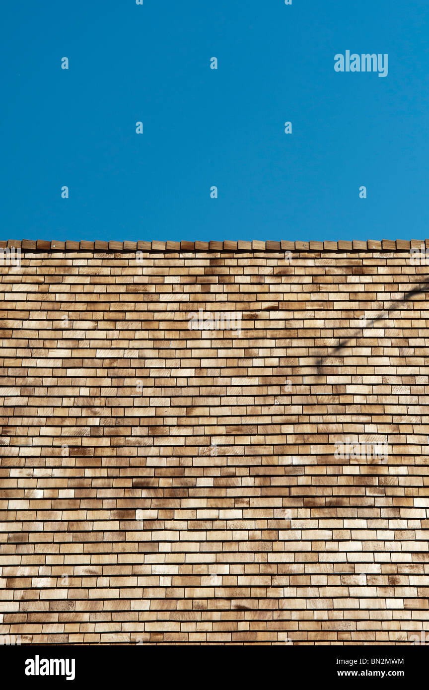 Cedar Schindeln auf einem Dach. Holz- Dachziegel Stockfoto