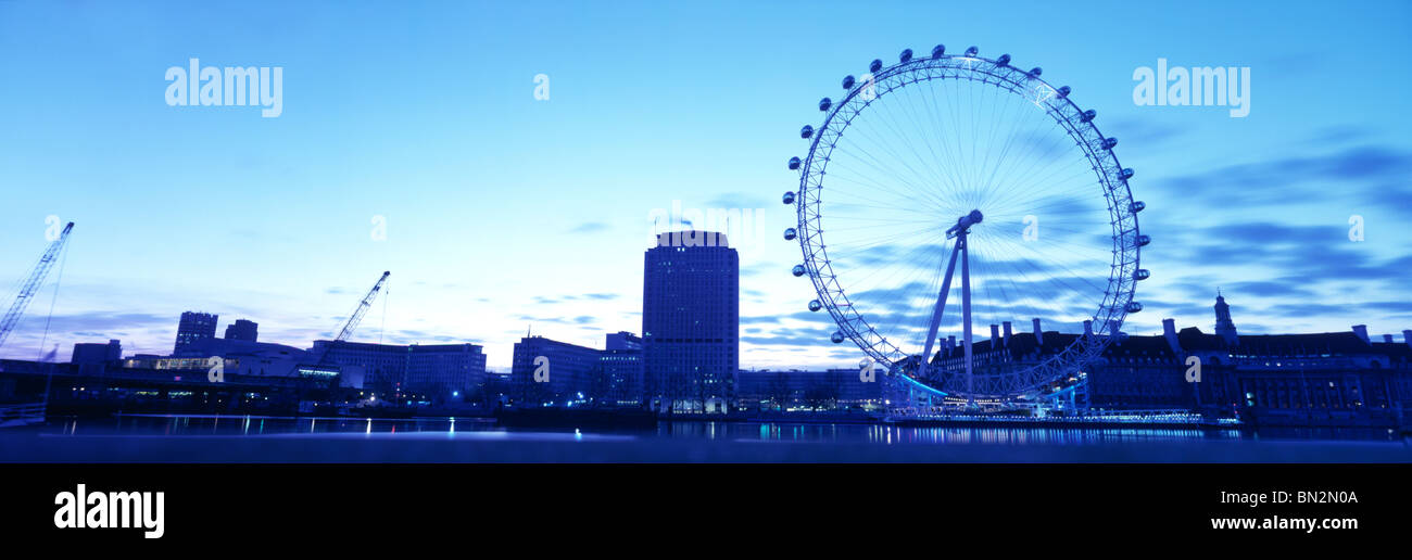 Panoramablick auf die Skyline von London mit dem London Eye, UK Stockfoto