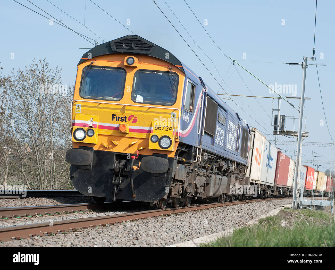 Erste GBRF Klasse 66 Lokomotive schleppen Fracht-Container auf der englischen Eisenbahn. Stockfoto