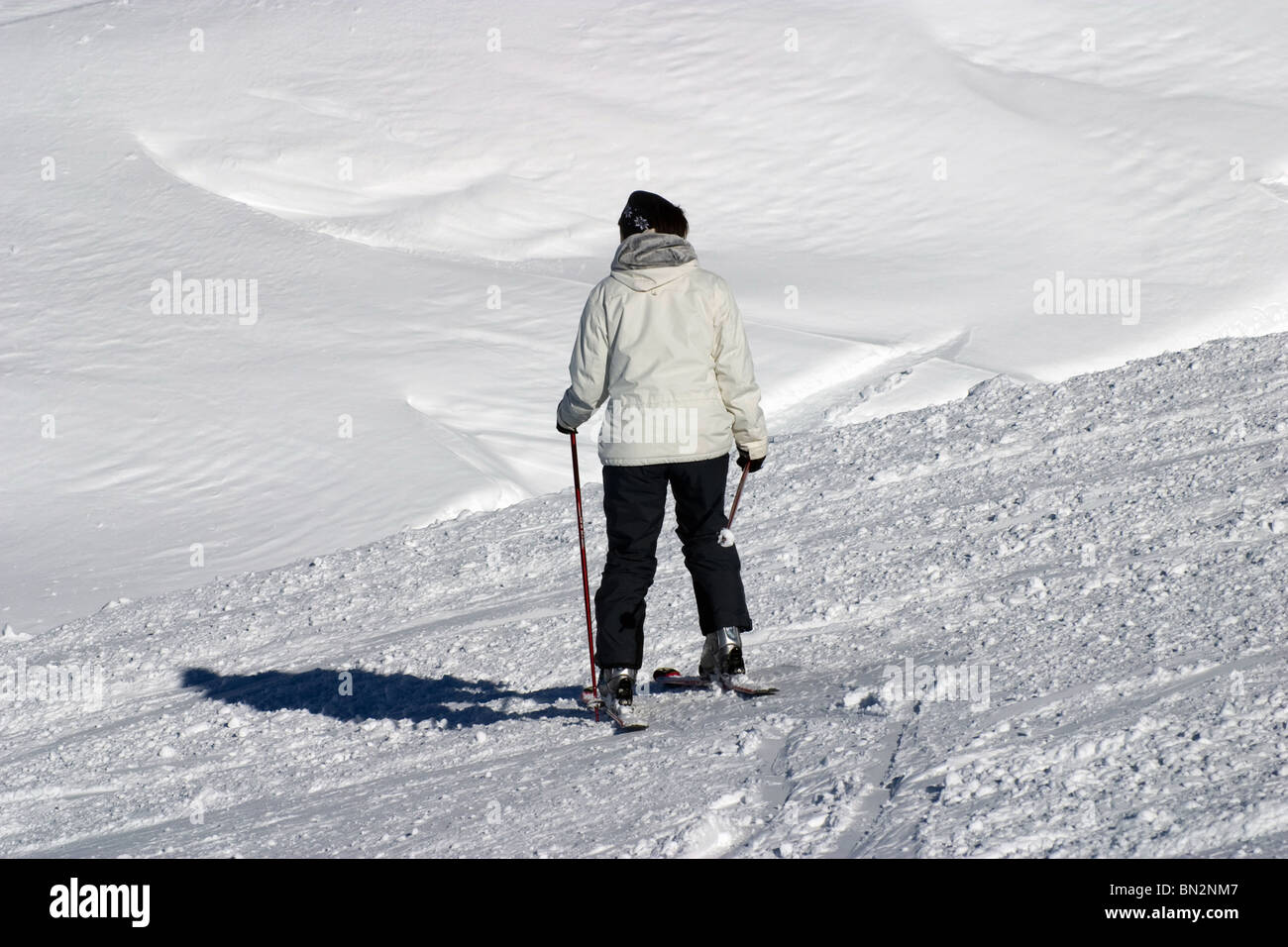 Ski Schnee Anfänger, 35 + natürliche Frau Rückansicht von einer reifen Frau Skifahren auf der ersten Grindelwald Stockfoto