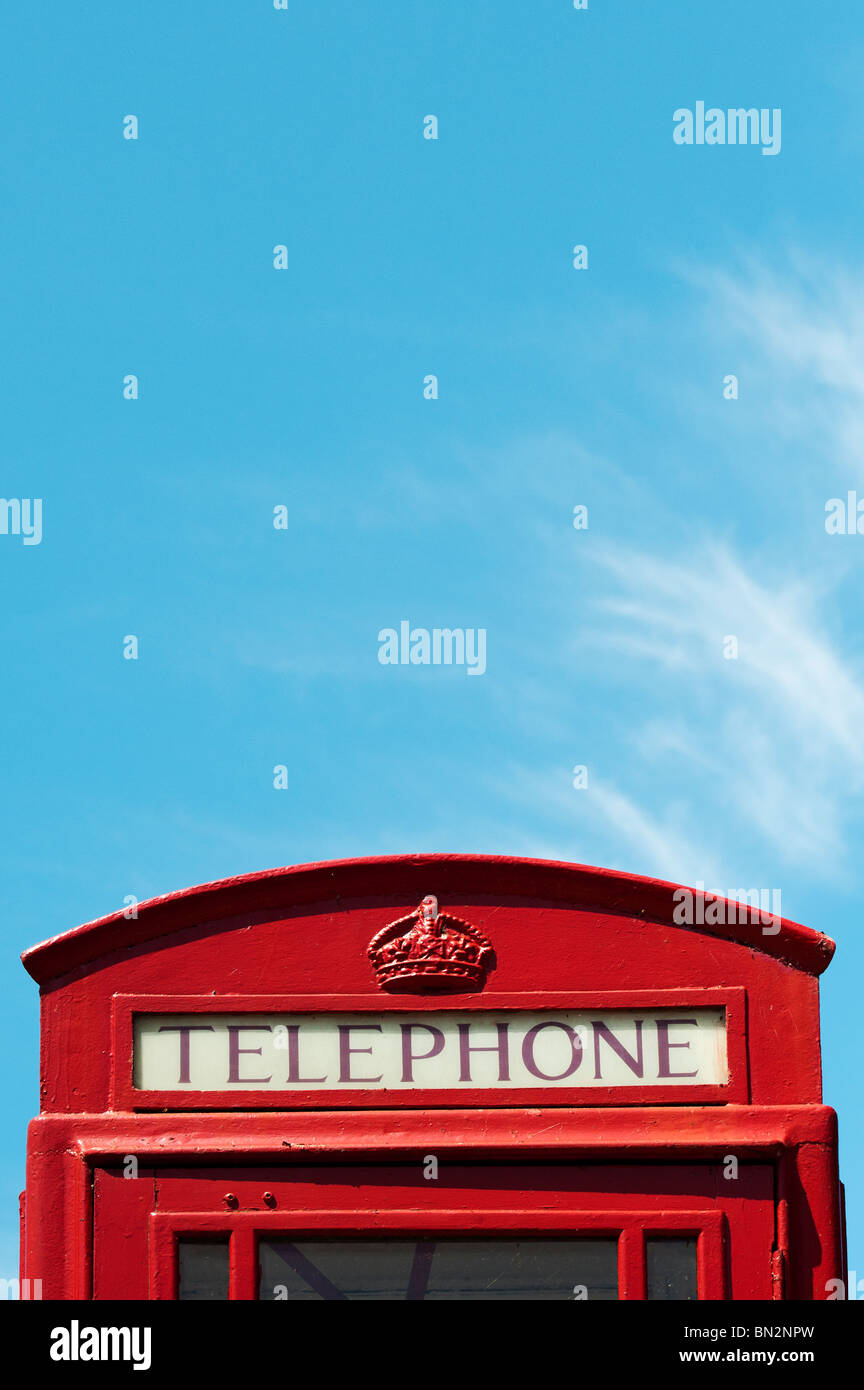Alte rote Telefonzelle gegen einen blauen Himmel abstrakt Stockfoto