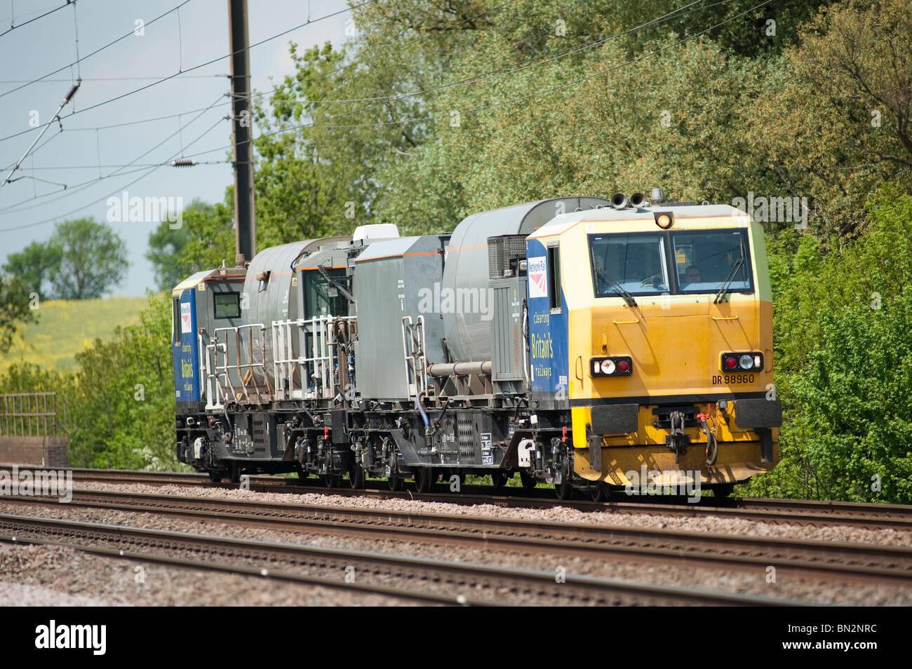 Network Rail Unkraut Zug entlang der englischen Eisenbahn zu töten. Stockfoto