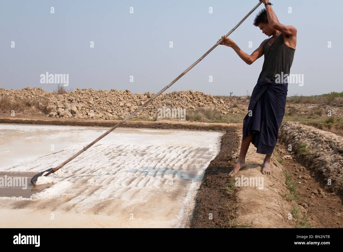 Myanmar. Burma. Bauernhofbesuch Salz Teich in Tingen Gyi Dorf im Ayeryarwady-Delta. . Nargis Zyklon Hinterlassenschaften Stockfoto