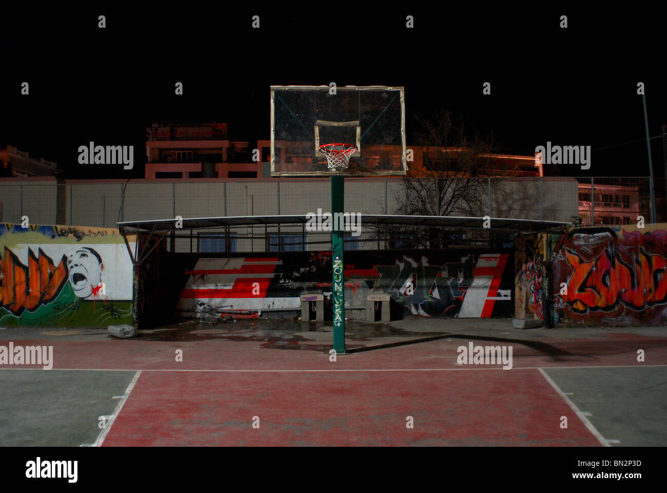 Ein Basketballfeld mit Graffiti, Rethymon, Kreta Stockfoto