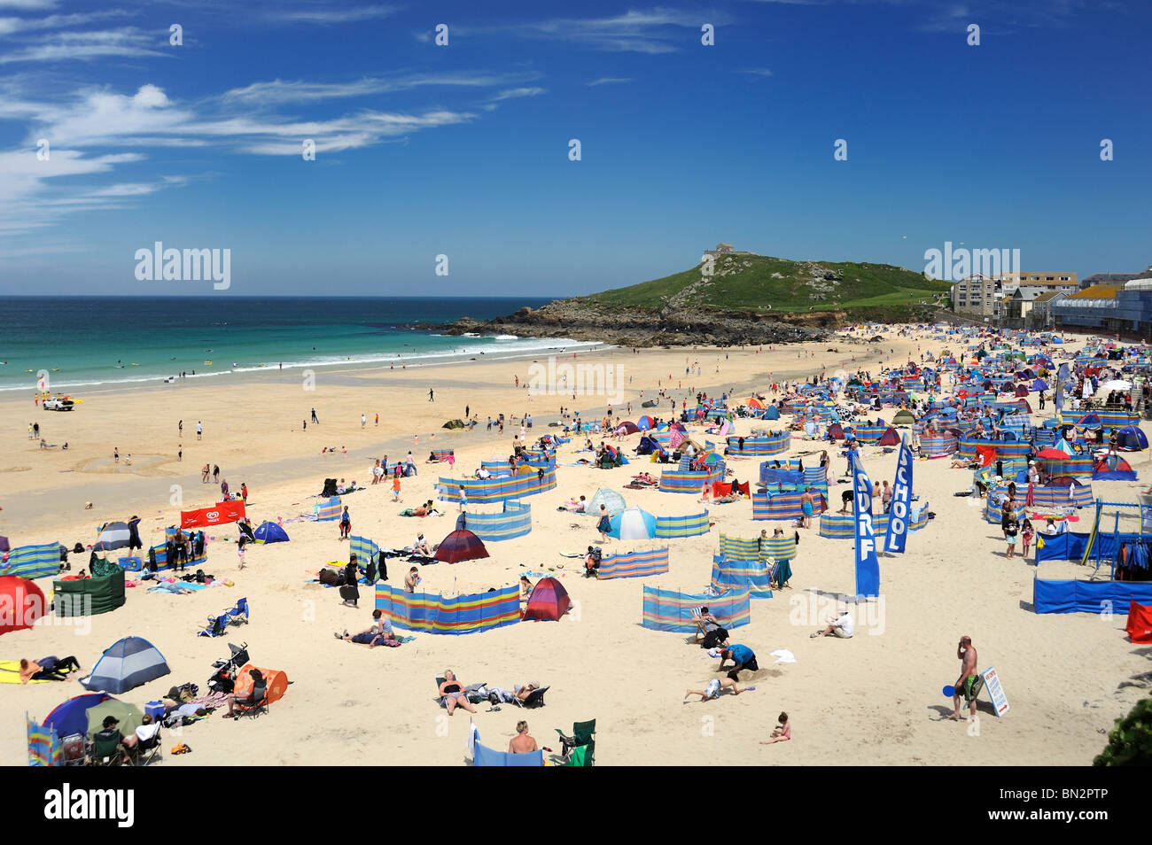 Touristen drängen sich Porthmeor Beach, St. Ives an einem heißen Sommertag Stockfoto