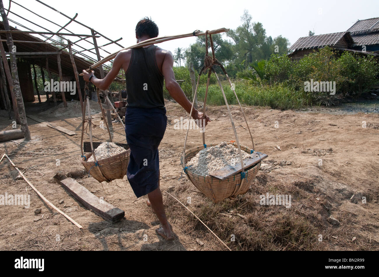 Myanmar. Burma. Bauernhofbesuch Salz Teich in Tingen Gyi Dorf im Ayeryarwady-Delta. . Nargis Zyklon Hinterlassenschaften Stockfoto