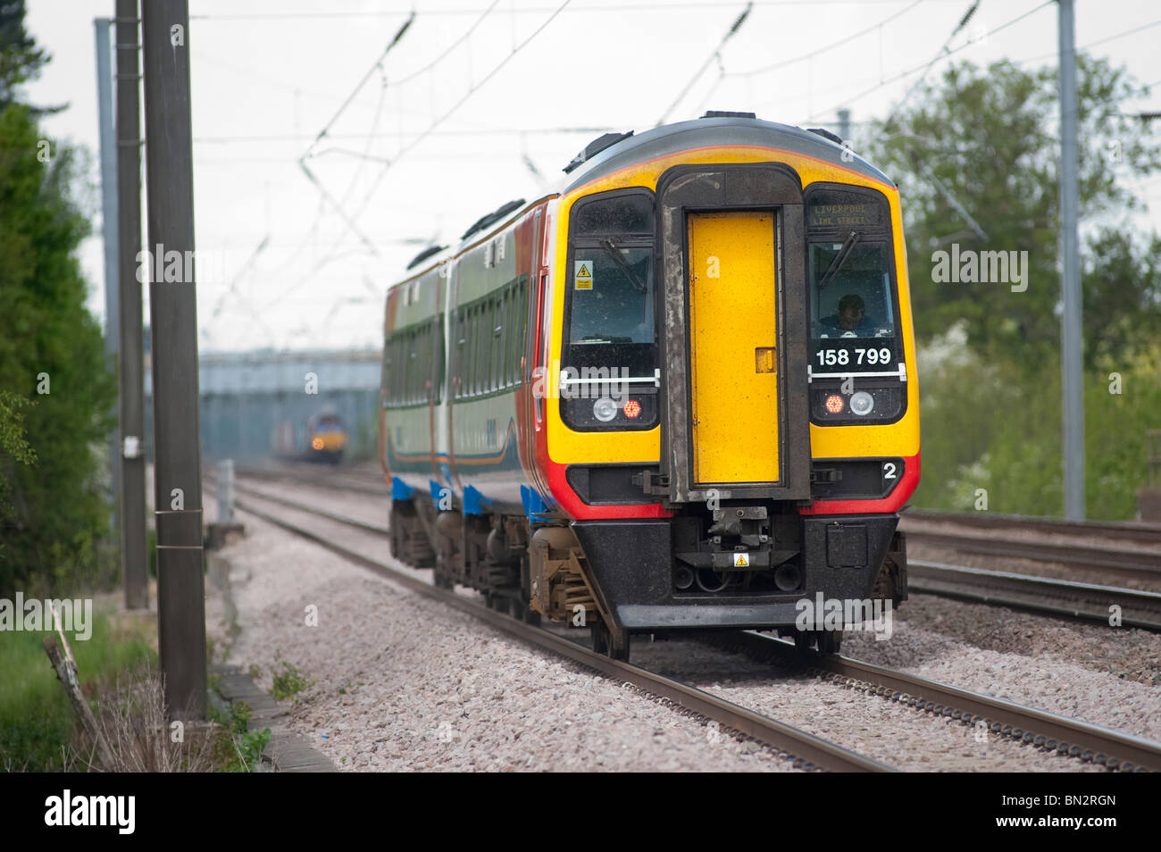 East Midlands Züge Personenzug Klasse 158 mit Geschwindigkeit durch die englische Landschaft. Stockfoto