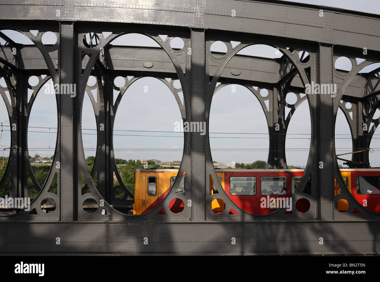 Tyne und tragen Metro Bahn kreuzt die schmiedeeisernen Wearmouth-Brücke über den Fluss Wear in Sunderland, England, UK Stockfoto