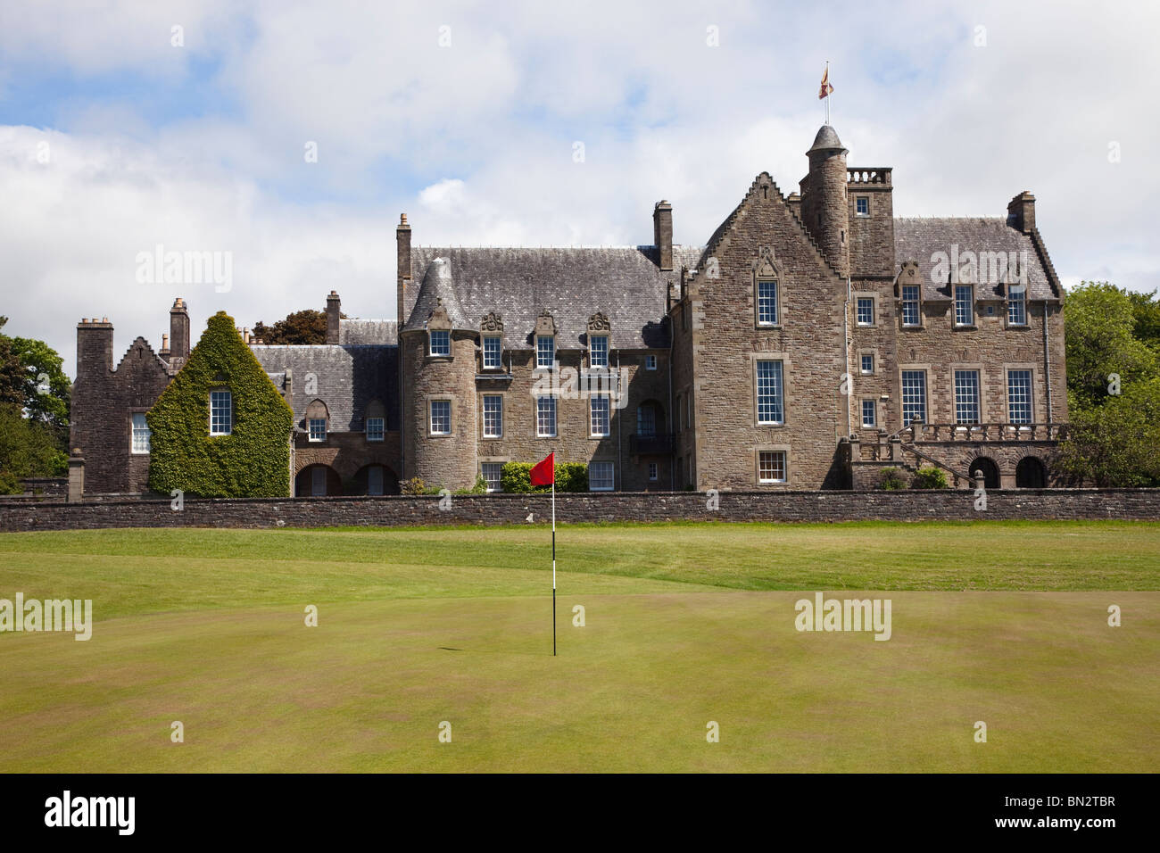 Rowallan Castle, Golfclub in der Nähe von Kilmaurs, Ayrshire, Schottland. Blick auf das 18. Grün. Stockfoto