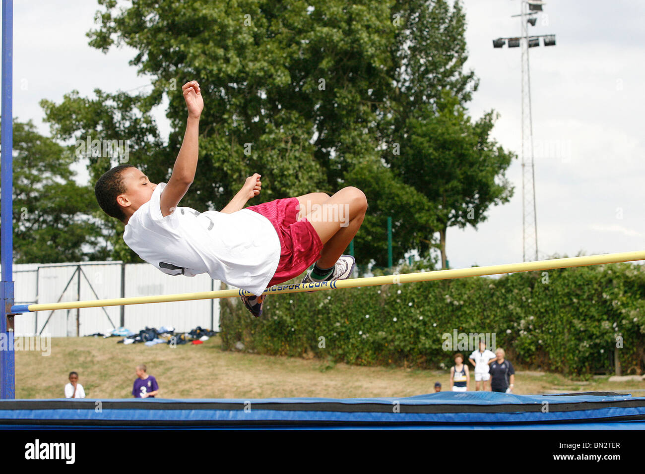 11. / 12. Jahr treten Olds in der Croydon Grundschulen Leichtathletik-Weltmeisterschaft in Croydon Arena Stockfoto