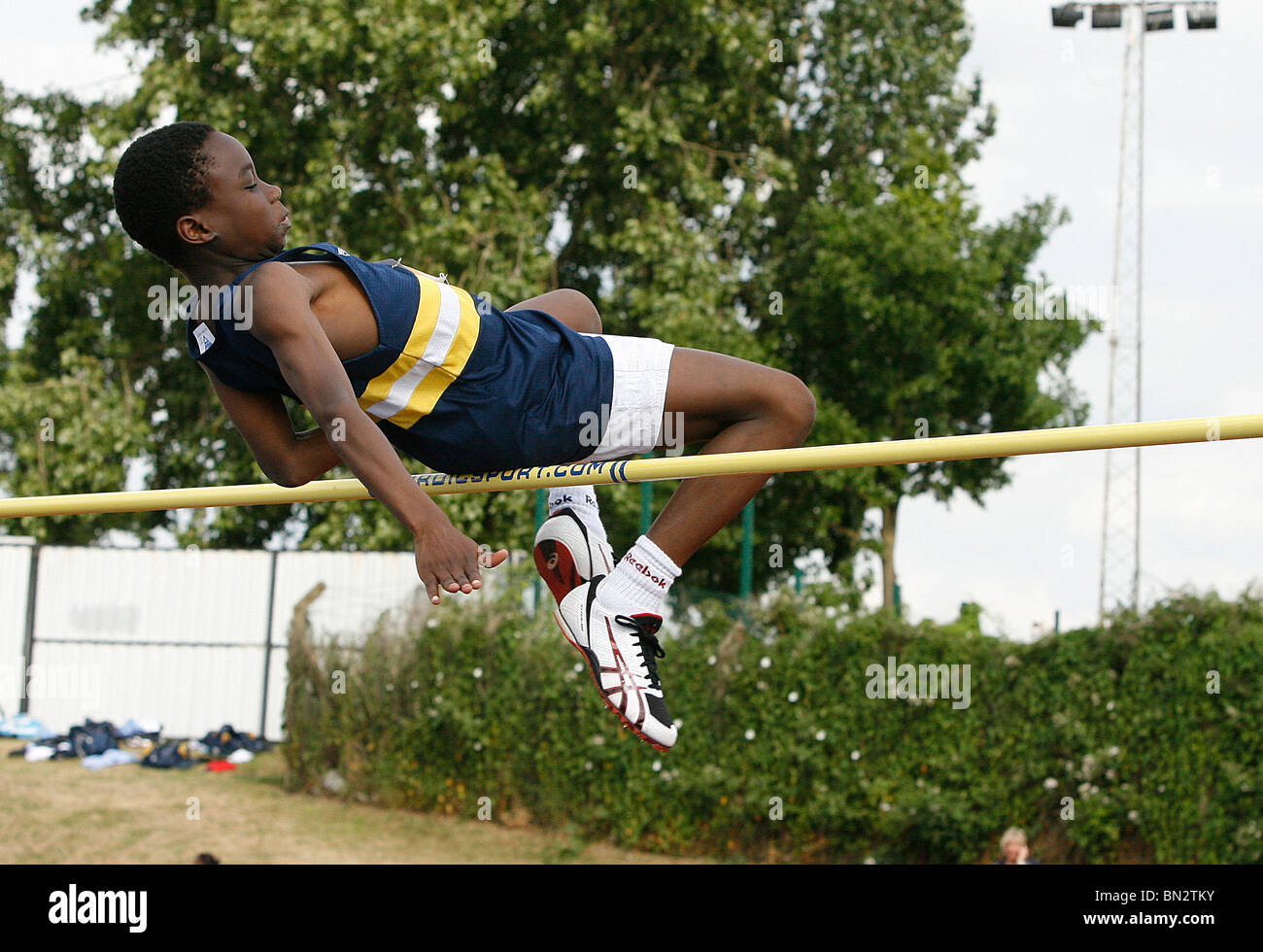 11. / 12. Jahr treten Olds in der Croydon Grundschulen Leichtathletik-Weltmeisterschaft in Croydon Arena Stockfoto