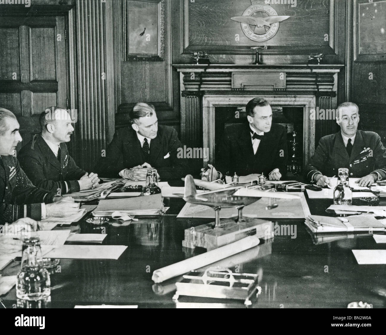 Luft-Rat in der Sitzung an das Air Ministry im Juli 1940 mit Archibald Sinclair zweiter von rechts. Für andere siehe Beschreibung Stockfoto