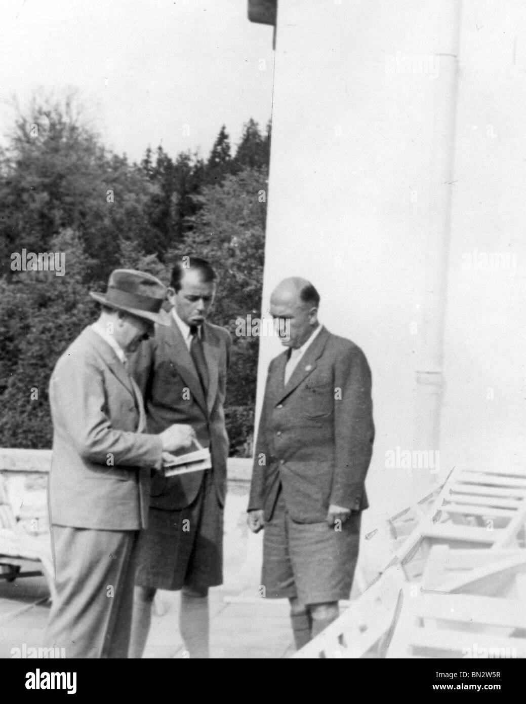 ADOLF HITLER mit Albert Speer, Minister von Munitions und richtige Fritz Todt, Erbauer der Autobahnen und Siegfried-Linie Stockfoto