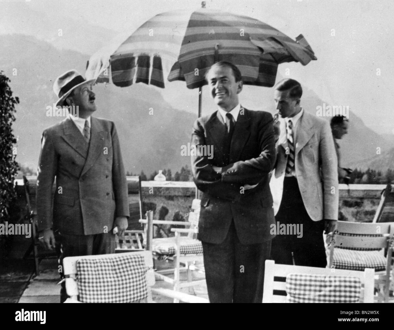 ADOLF HITLER (links) mit Albert Speer auf dem Berghof in Obersaltzberg Stockfoto