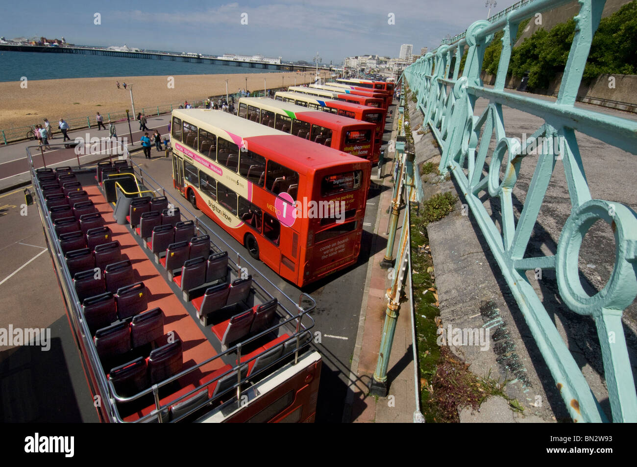 Eine Reihe von Brighton & Hove Bus und Coach Unternehmen Doppeldecker Busse auf einer Bus-Kundgebung am Meer am Madeira Drive, Brighton Stockfoto