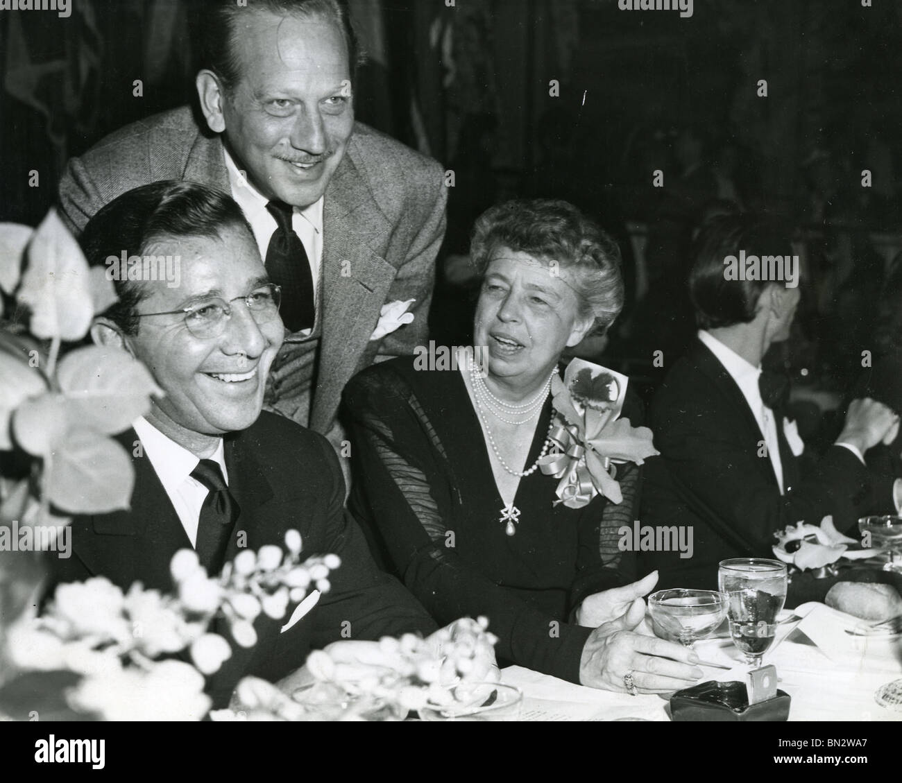 ELEANOR ROOSEVELT neben Frank Sinatra (rechts) in einem Film Führungskräfte treffen um 1950 Stockfoto