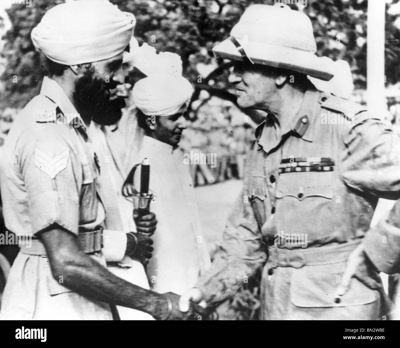 GROßEN PARKASH SINGH VC (1913-1991) ist auf seine Victoria-Kreuz-Award von General Auchinleck beglückwünscht. Stockfoto