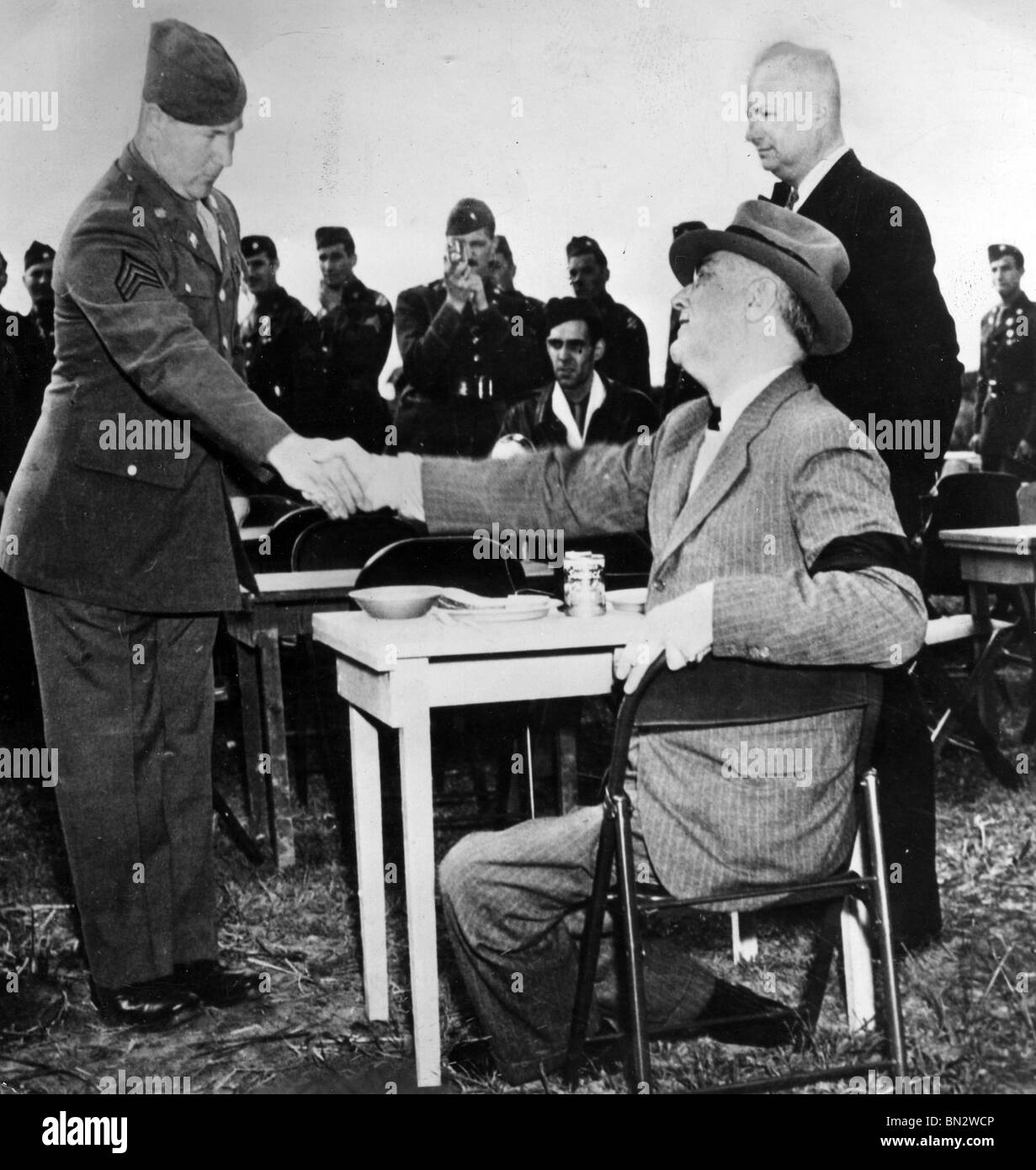 Präsident FRANKLIN D ROOSEVELT gratuliert ersten US-Soldat um DSC in Nordafrika-Kampagne zu gewinnen. Siehe Beschreibung unten Stockfoto