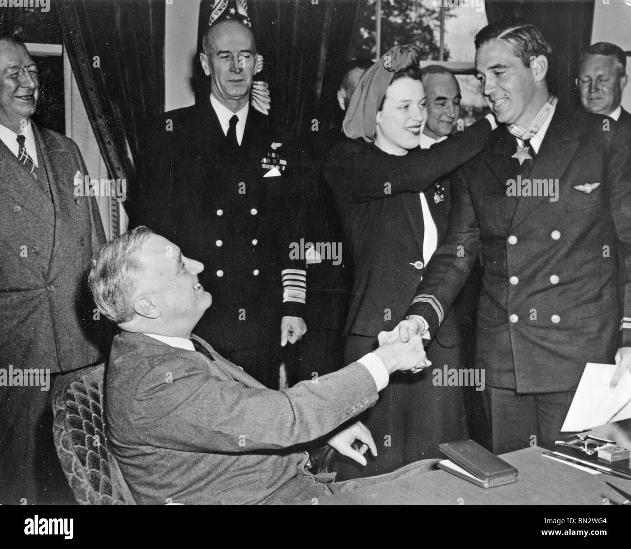 Präsident FRANKLIN D ROOSEVELT Vergabe Congressional Medal, Lt Edward O'Hare - siehe Beschreibung unten Stockfoto