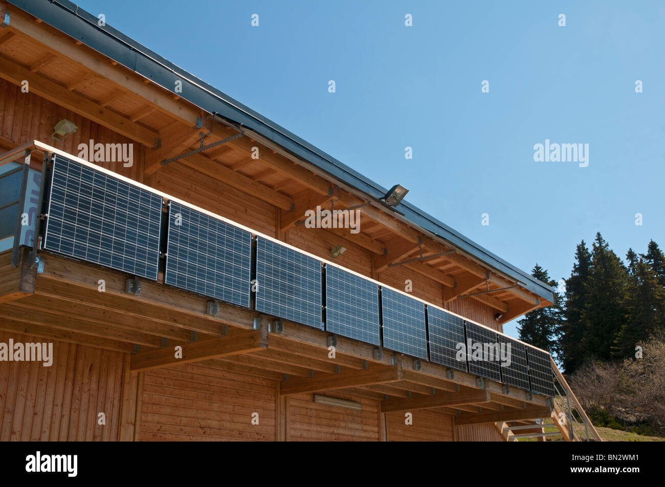 Sonnenkollektoren auf einem Balkon, Haus Stockfotografie - Alamy