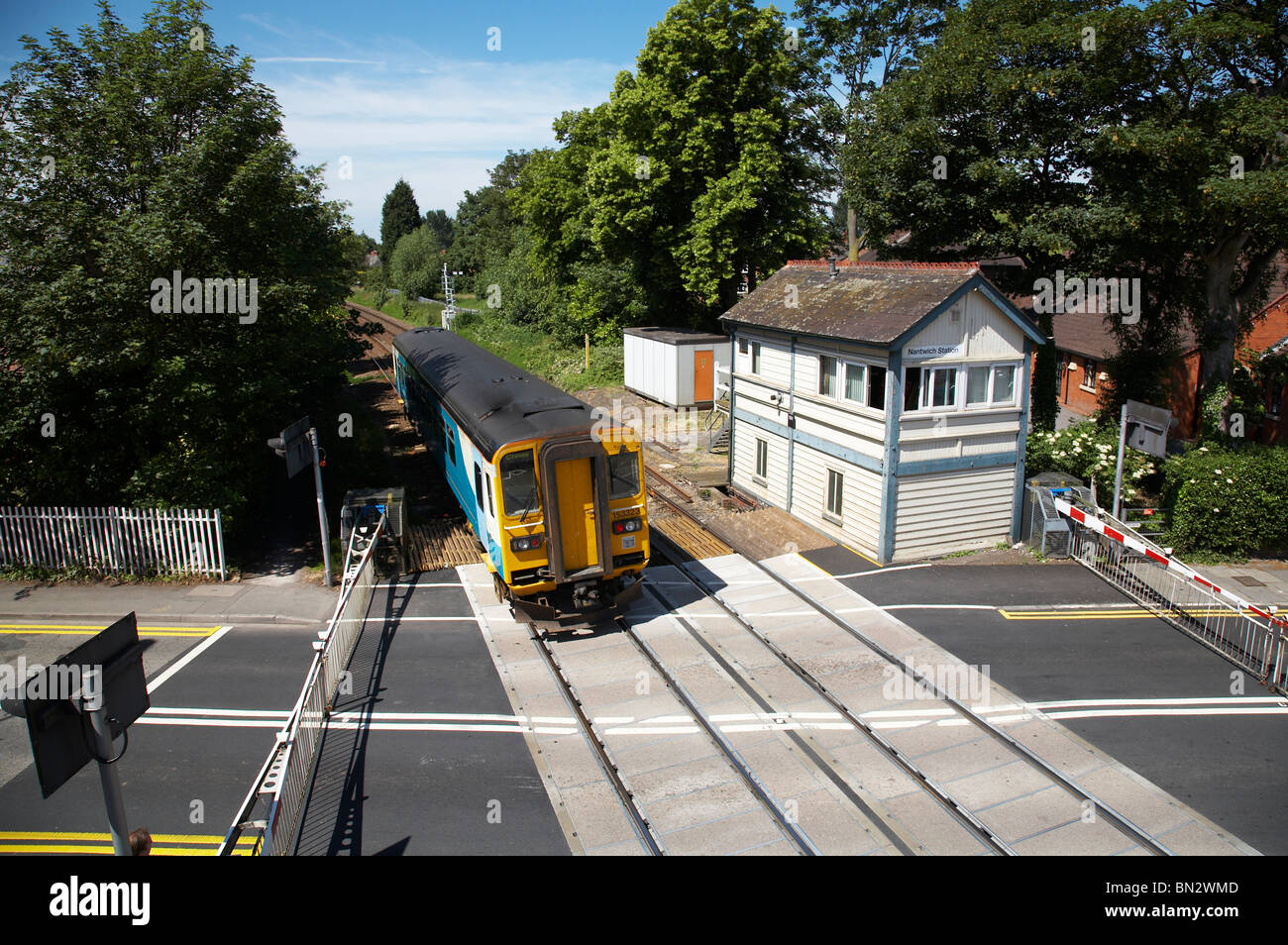 Stellwerk mit dem Zug am Bahnhof von Nantwich Stockfoto