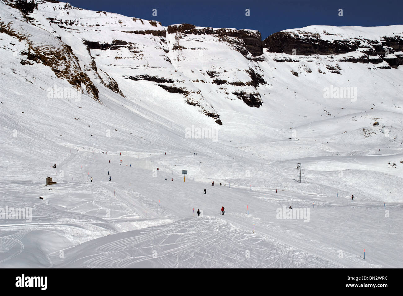 Schweizer Alpen Skigebiet: Skifahrer auf der Piste in Ski resort First Stockfoto