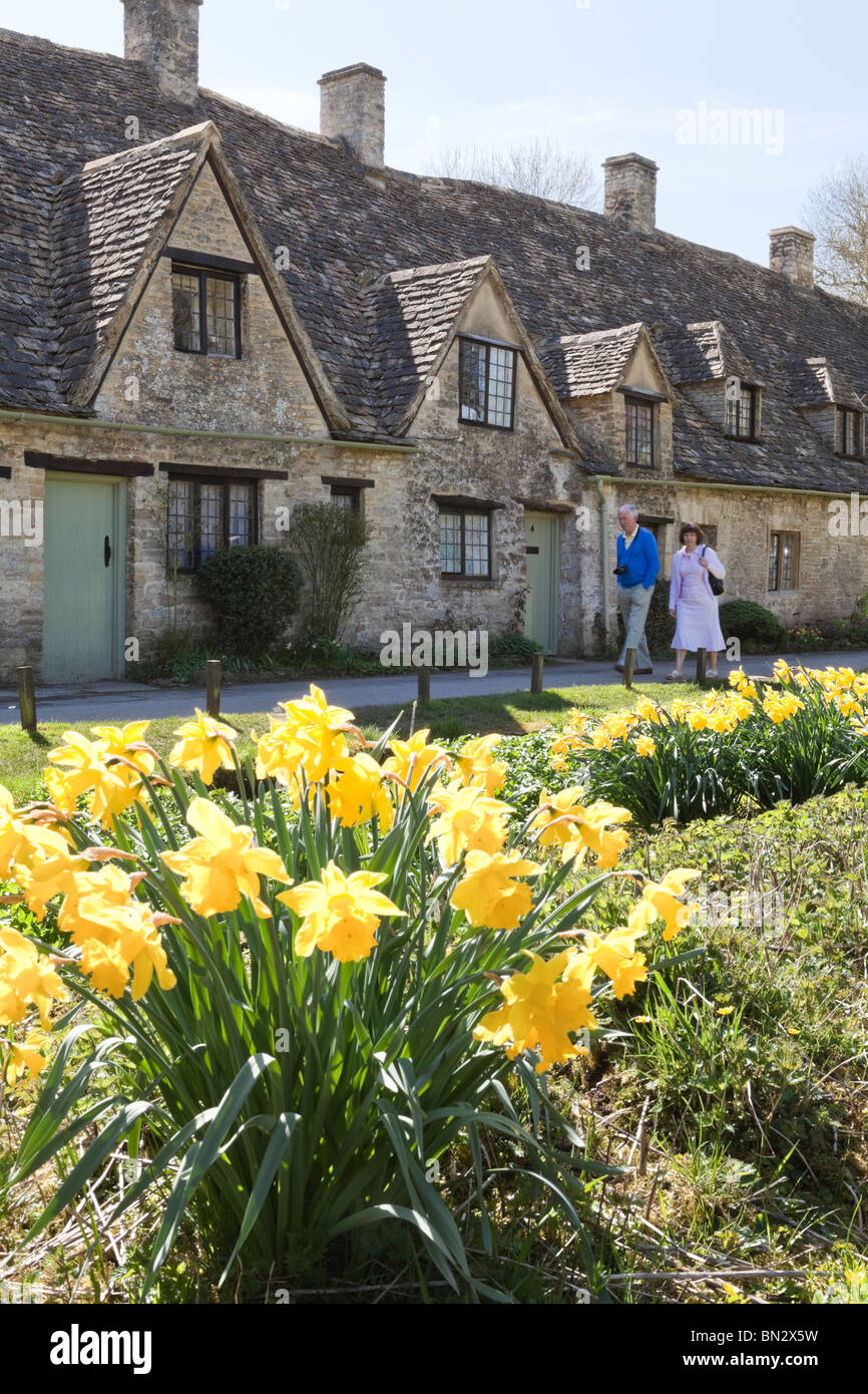 Frühling am Arlington Row in Cotswold Dorf von Bibury, Gloucestershire Stockfoto
