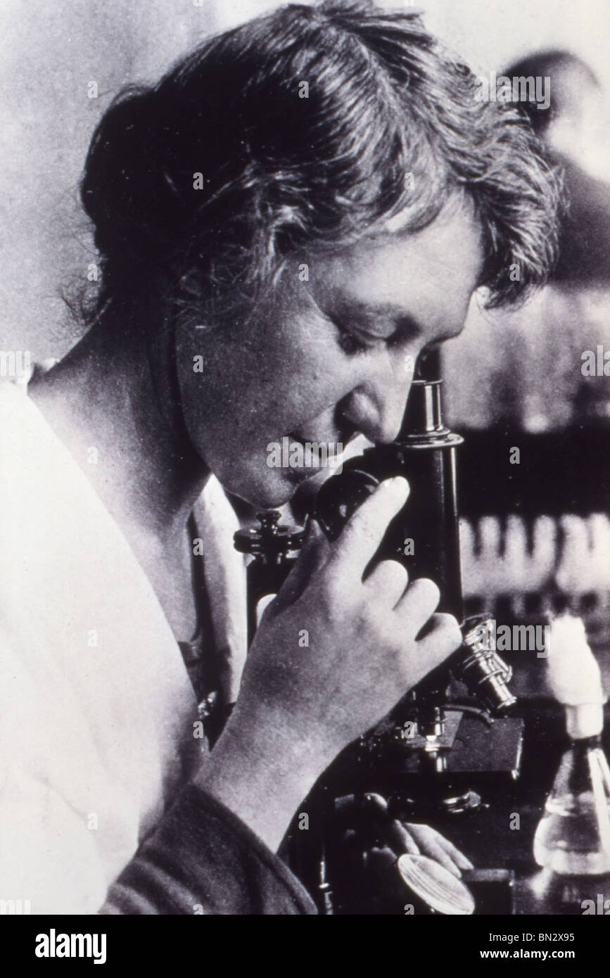 Dr. Ida A. Bengston unter Verwendung eines Mikroskops 1978 Stockfoto