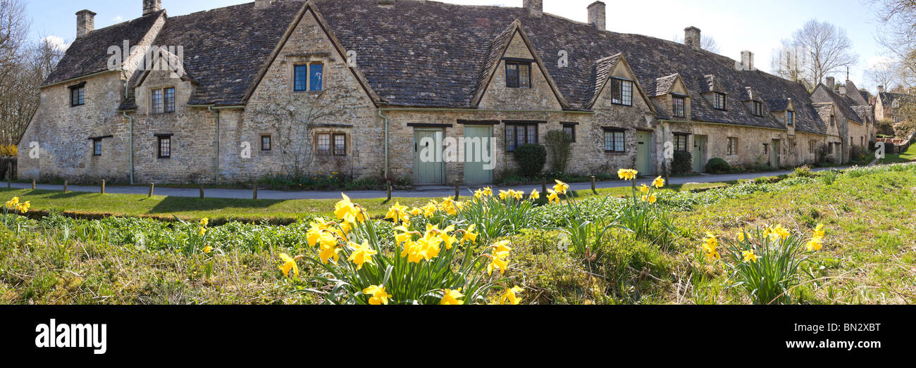 Frühling am Arlington Row in Cotswold Dorf von Bibury, Gloucestershire Stockfoto
