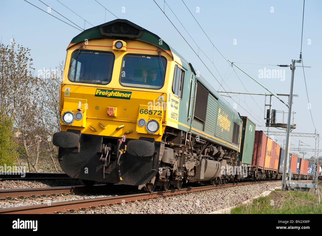 Freightliner Klasse 66 Lokomotive schleppen Fracht-Container auf der englischen Eisenbahn. Stockfoto