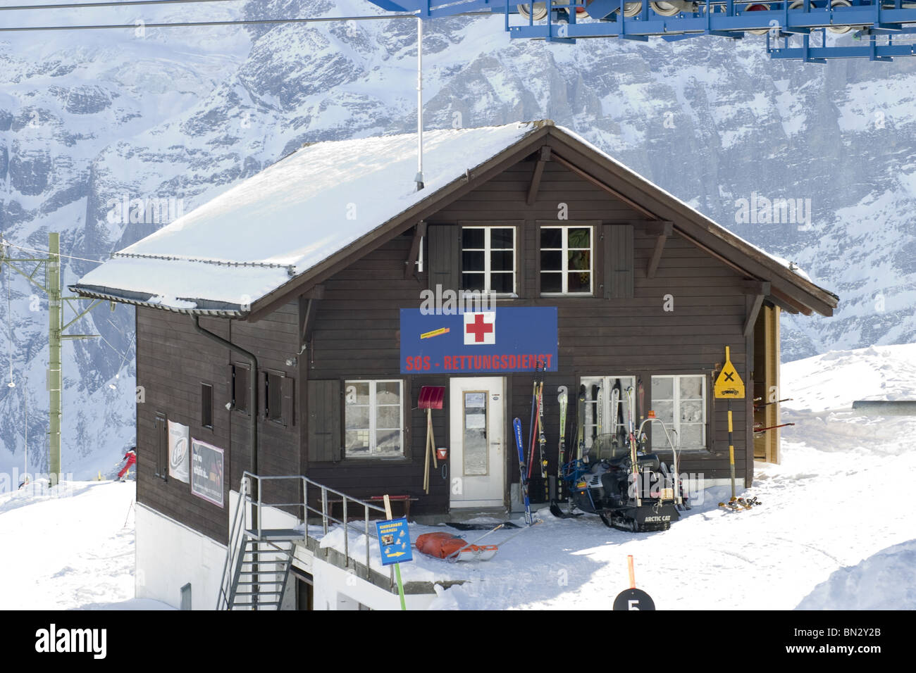 Schweizer Alpen Skigebiet: Jungfrau Region SOS-erste Hilfe Posten in der Nähe der Piste. Stockfoto