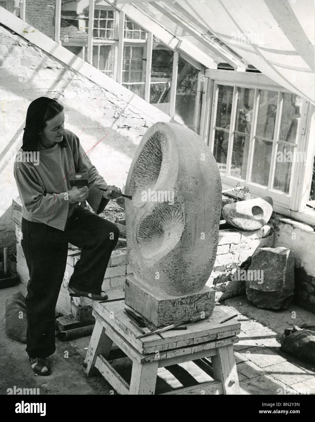 BARBARA HEPWORTH (1903-1975), englischer Bildhauer in ihrem Atelier in St Ives in Cornwall Stockfoto